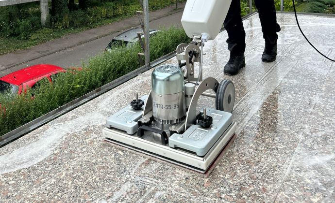 SCS-Mitarbeiter reinigt großen Bodenbereich mit professioneller Reinigungsmaschine